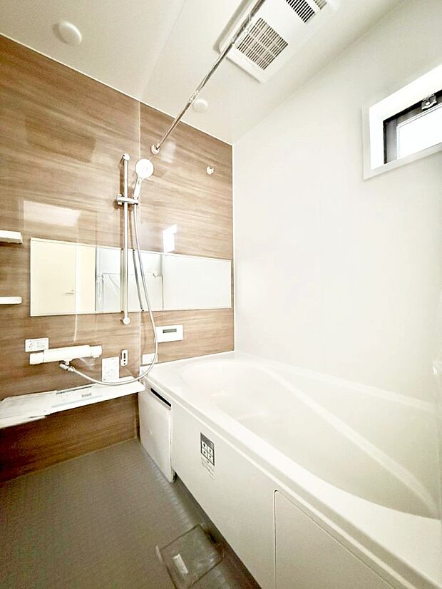 ■落ち着いた色合いの壁面、ゆっくり寛げるバスルーム