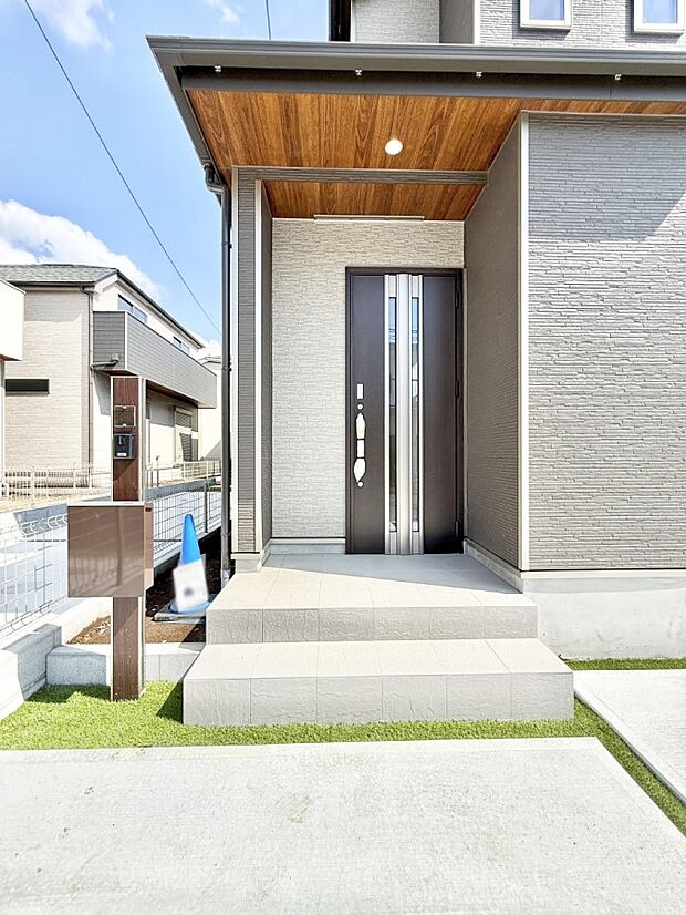 ■ シンプルで美しく、住まいの第一印象を彩る玄関です