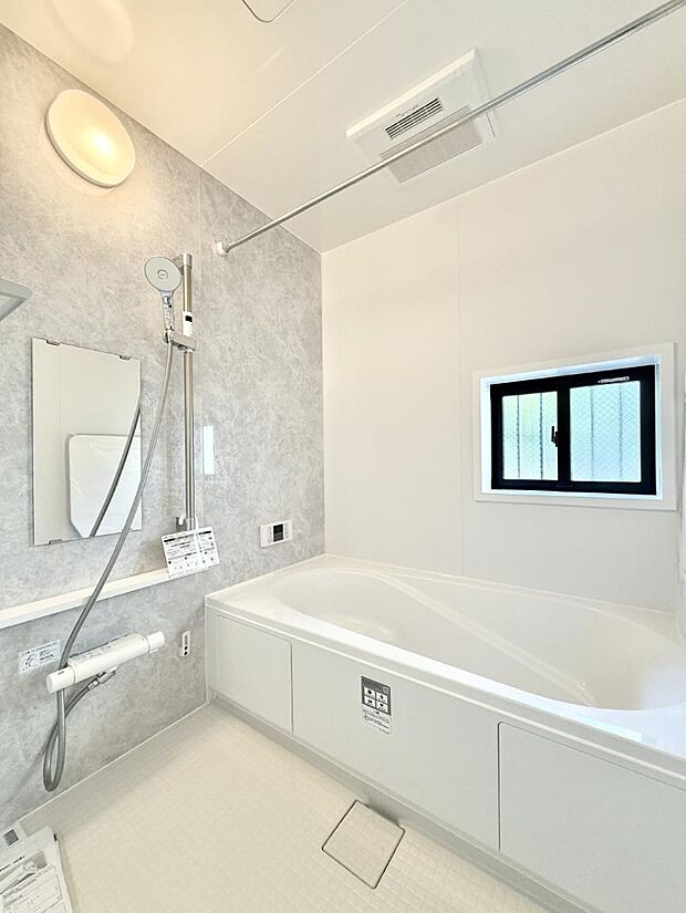 ■落ち着いた色合いの壁面、ゆっくり寛げるバスルーム