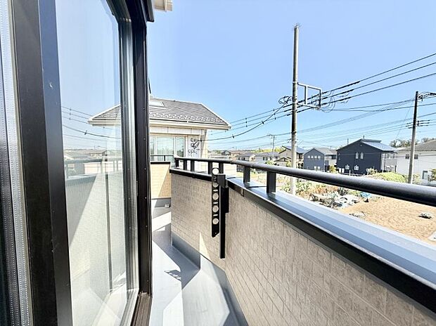 ■ 心地よい風と光を感じる、くつろぎのバルコニー