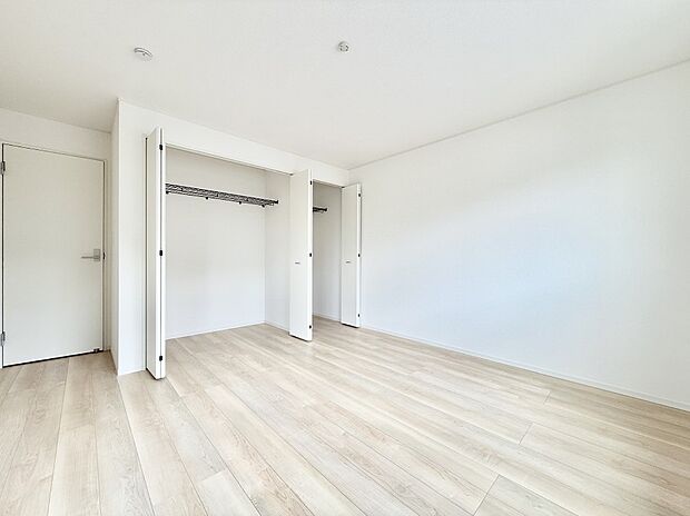 ■シンプルな空間で、収納付きベッドやデスクなど、多機能な家具を活用しやすいです