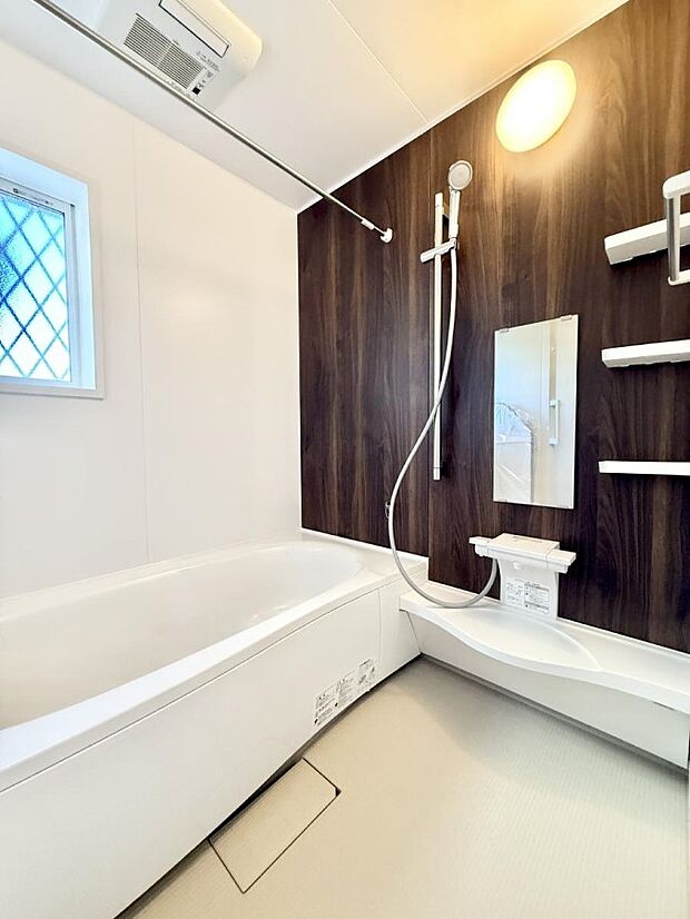 ■落ち着いた色合いの壁面、ゆっくり寛げるバスルーム