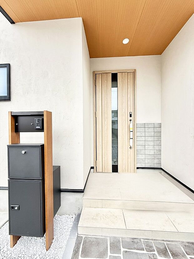 ■ シンプルで美しく、住まいの第一印象を彩る玄関です