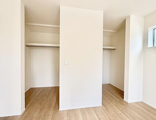 ■季節の洋服も、思い出の小物もすっきり収納できるウォークインクローゼット付  