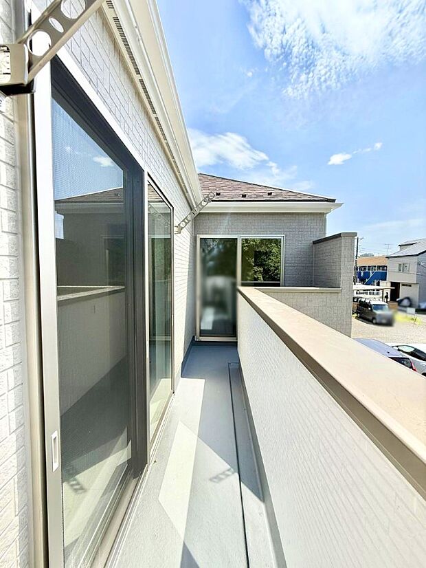 ■ 心地よい風と光を感じる、くつろぎのバルコニー