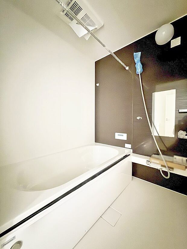 ■落ち着いた色合いの壁面、ゆっくり寛げるバスルーム