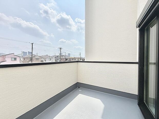 ■ 心地よい風と光を感じる、くつろぎのバルコニー