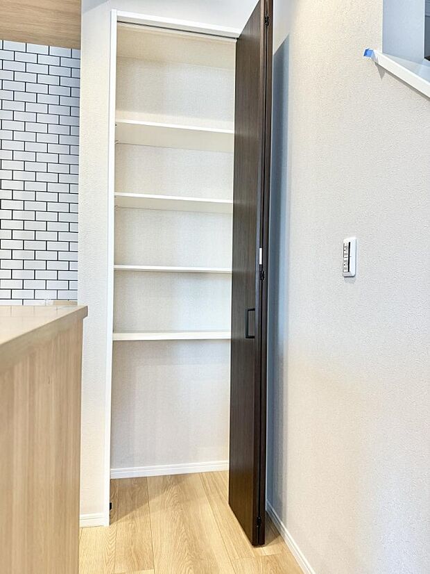 ■キッチンには食品貯蔵にとても便利なパントリーあり