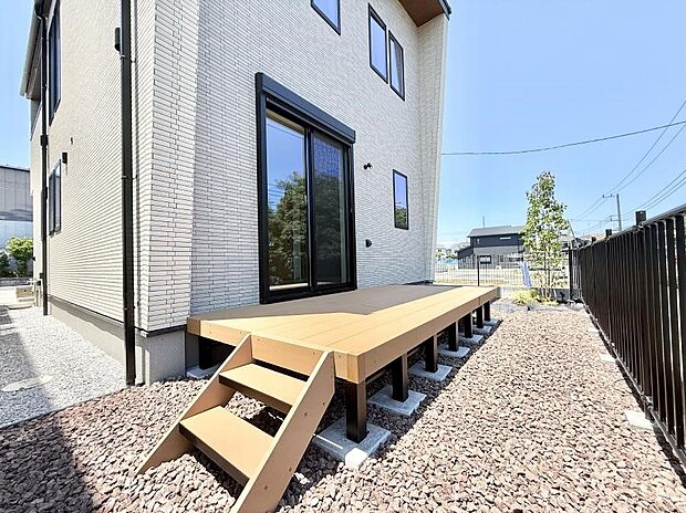 ■天気の良い日はウッドデッキでのんびり日向ぼっこ