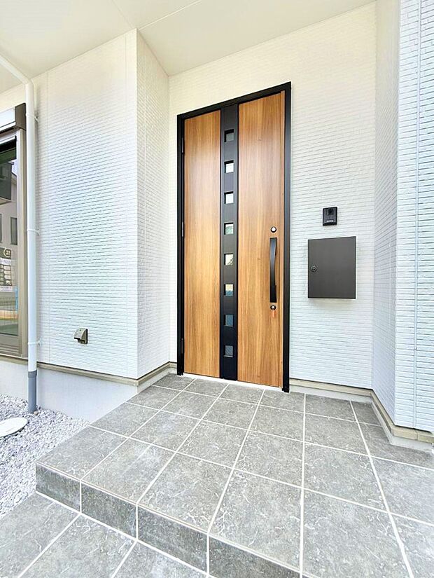 ■ シンプルで美しく、住まいの第一印象を彩る玄関です