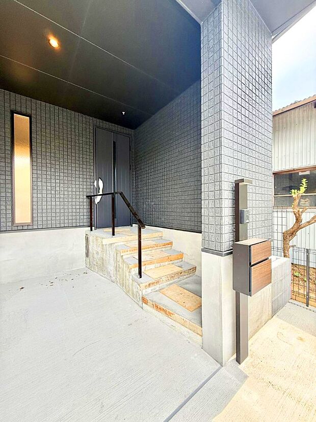 ■ シンプルで美しく、住まいの第一印象を彩る玄関です