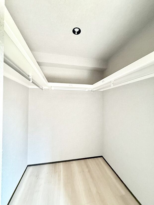 ■季節の洋服も、思い出の小物もすっきり収納できるウォークインクローゼット付