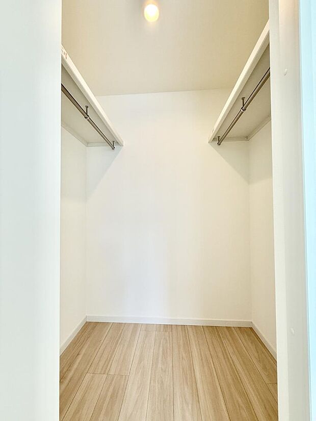 ■季節の洋服も、思い出の小物もすっきり収納できるウォークインクローゼット付
