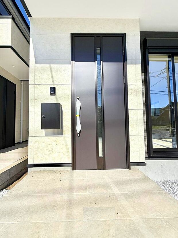 ■ シンプルで美しく、住まいの第一印象を彩る玄関です