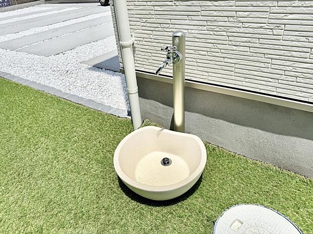 ■ガーデニングや洗車などの際に大活躍な屋外立水栓