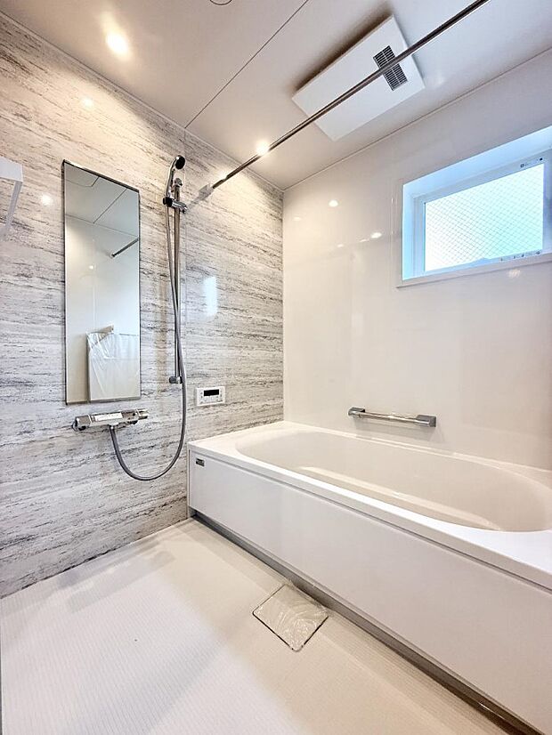 ■落ち着いた色合いの壁面、ゆっくり寛げるバスルーム