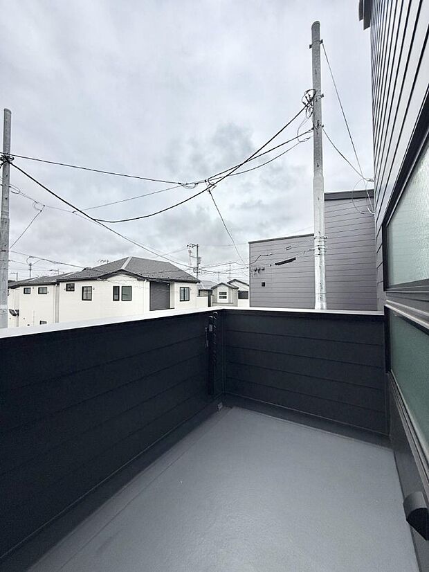 ■ 心地よい風と光を感じる、くつろぎのバルコニー