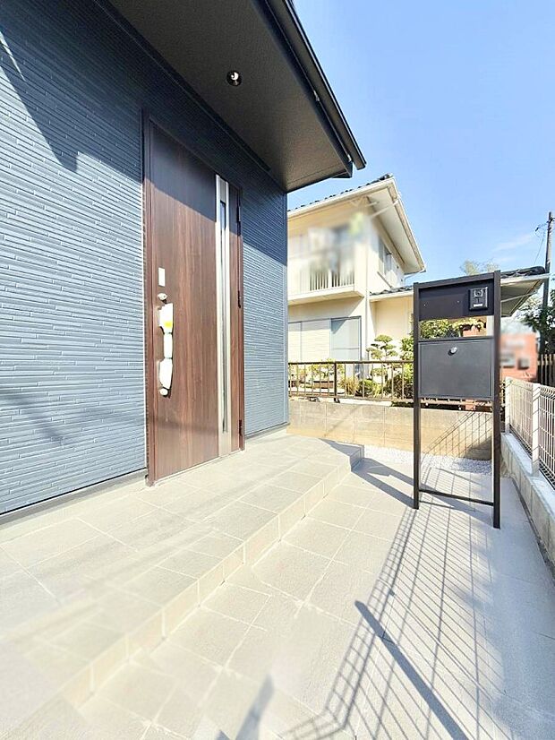 ■ シンプルで美しく、住まいの第一印象を彩る玄関です