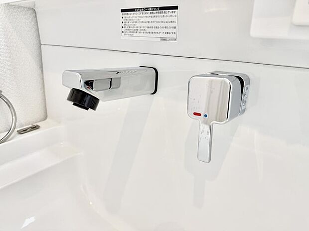 ■細かい部分まで洗いやすく便利なハンドシャワー付き