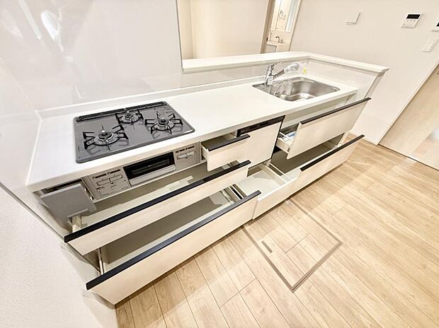 ■シンプルで機能的、毎日使いやすいキッチン