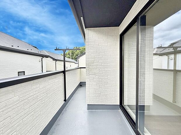 ■ 心地よい風と光を感じる、くつろぎのバルコニー