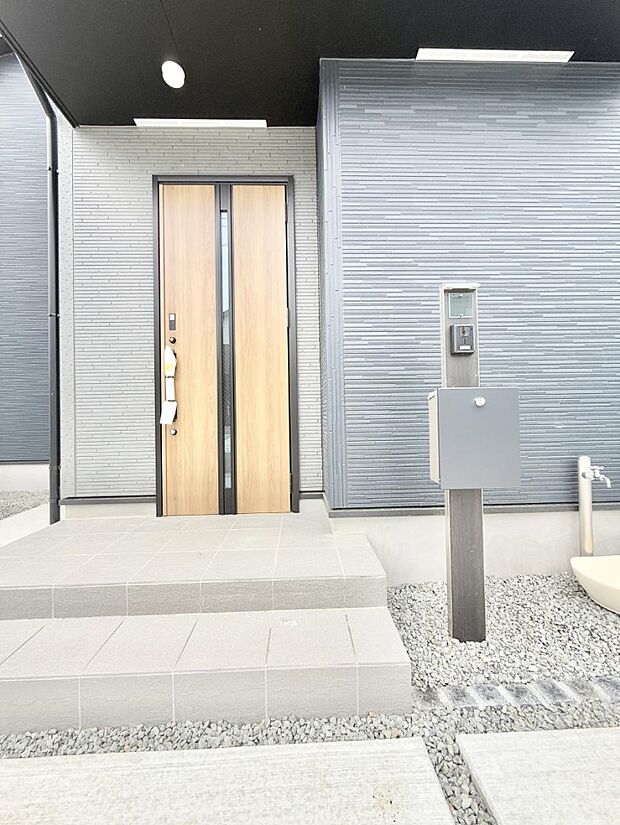 ■ 心地よい暮らしへとつながる、温かい玄関