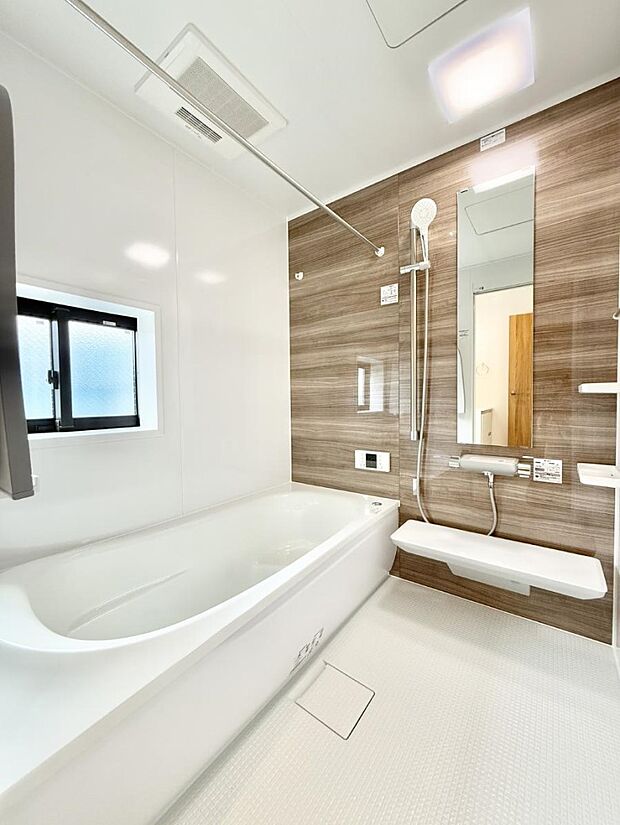 ■落ち着いた色合いの壁面、ゆっくり寛げるバスルーム