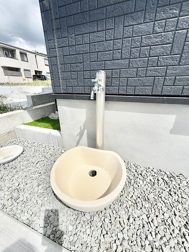 ガーデニングや洗車などの際に大活躍な屋外立水栓  