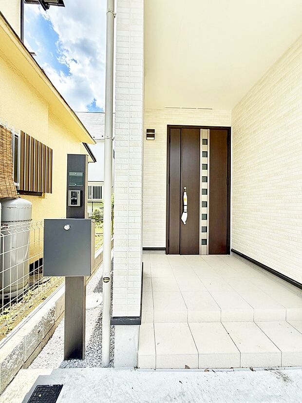 ■ シンプルで美しく、住まいの第一印象を彩る玄関です