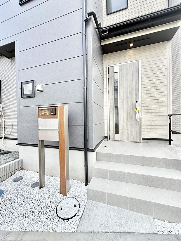 ■ シンプルで美しく、住まいの第一印象を彩る玄関です