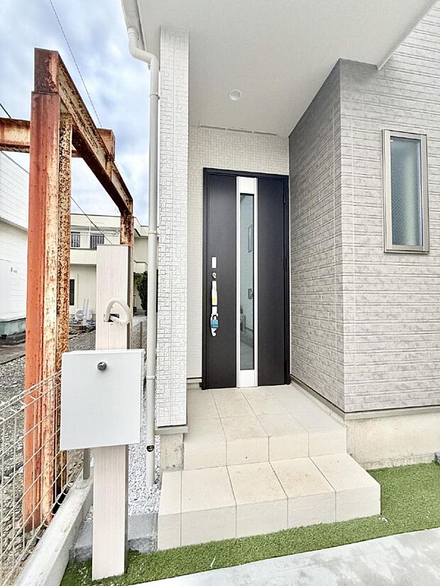 ■ シンプルで美しく、住まいの第一印象を彩る玄関です