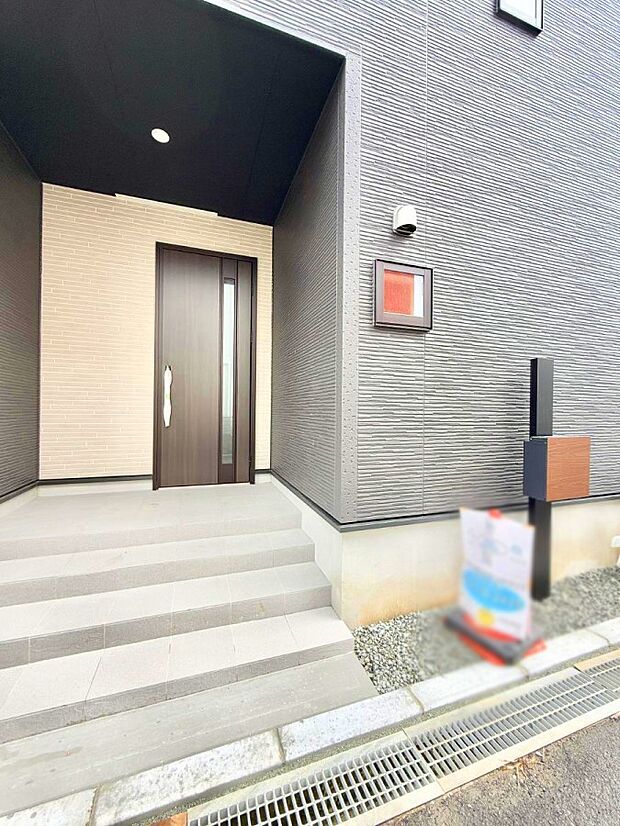 ■ シンプルで美しく、住まいの第一印象を彩る玄関です