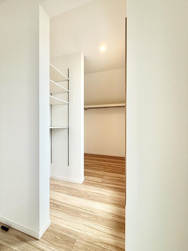 ■季節の洋服も、思い出の小物もすっきり収納できるウォークインクローゼット付  