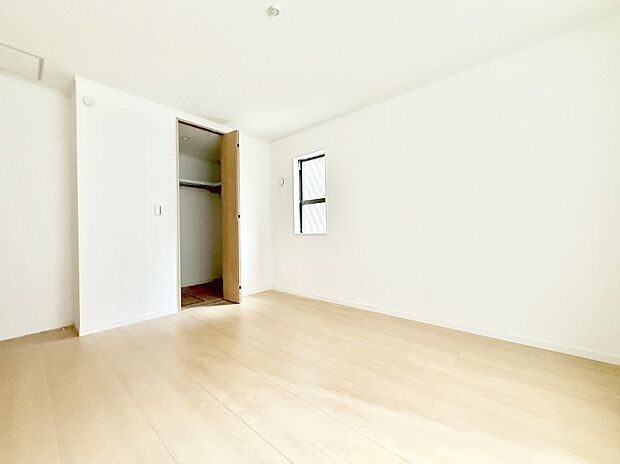 ■シンプルな空間で、収納付きベッドやデスクなど、多機能な家具を活用しやすいです