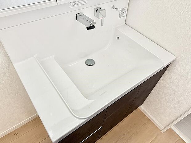 ■細かい部分まで洗いやすく便利なハンドシャワー付き