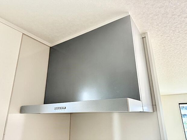 ■フードに覆われている為、匂いが換気扇に誘導され、効率的に排煙ができます