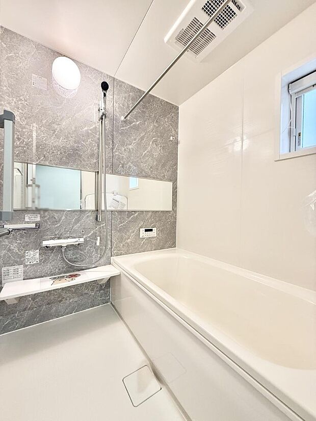 ■落ち着いた色合いの壁面、ゆっくり寛げるバスルーム