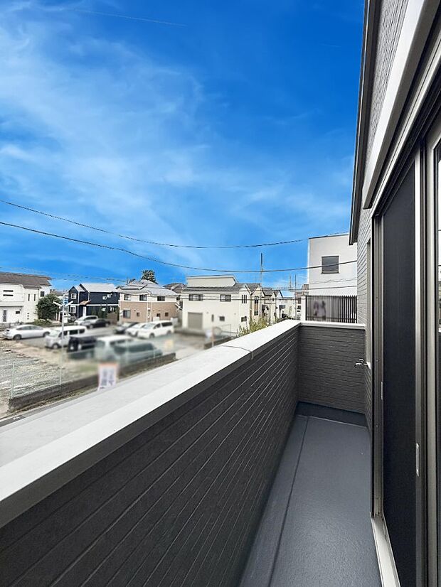 ■ 心地よい風と光を感じる、くつろぎのバルコニー