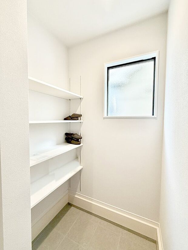 ■シューズインクローゼット付なので、外で使う物をまとめて収納、すっきり玄関に  