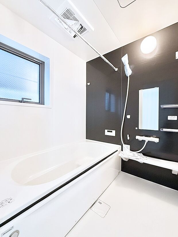 ■落ち着いた色合いの壁面、ゆっくり寛げるバスルーム