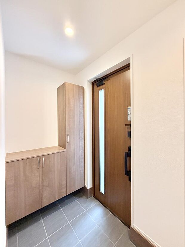 ■広々玄関ホールが家族をお出迎え、収納豊富なシューズクローゼット付。  