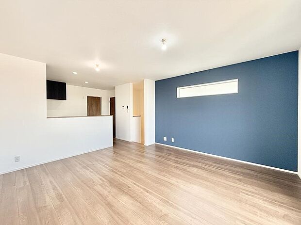 ■シックなアクセントクロスが素敵ですね  