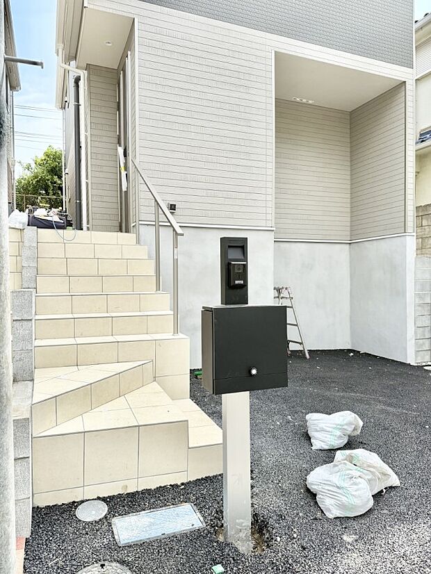 ■ シンプルで美しく、住まいの第一印象を彩る玄関です