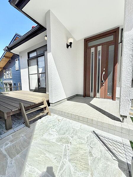 ■ 心地よい暮らしへとつながる、温かい玄関