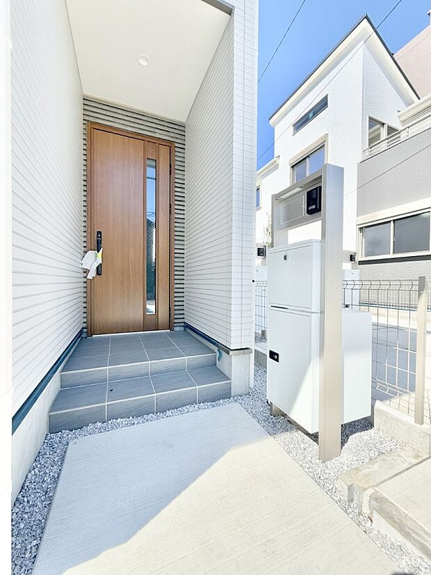 ■ シンプルで美しく、住まいの第一印象を彩る玄関です