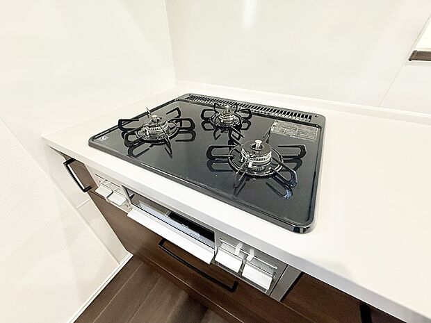 ■3口コンロのシステムキッチンで料理の手順もスムーズに