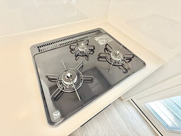 ■3口コンロのシステムキッチンで料理の手順もスムーズに