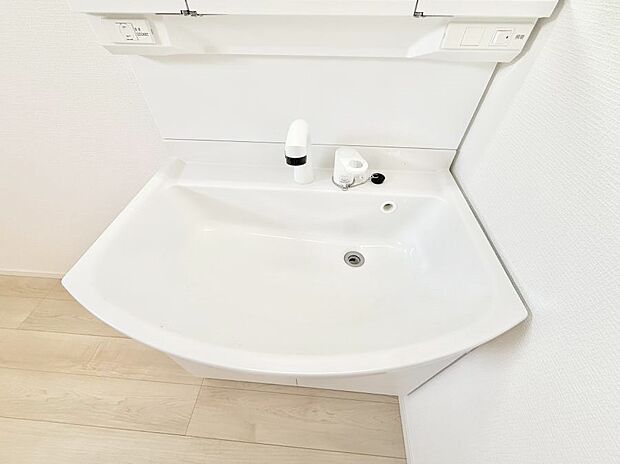 ■細かい部分まで洗いやすく便利なハンドシャワー付き