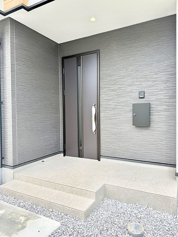 ■ シンプルで美しく、住まいの第一印象を彩る玄関です