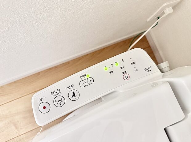 ■温水洗浄で快適、清潔感が保たれるシャワートイレ